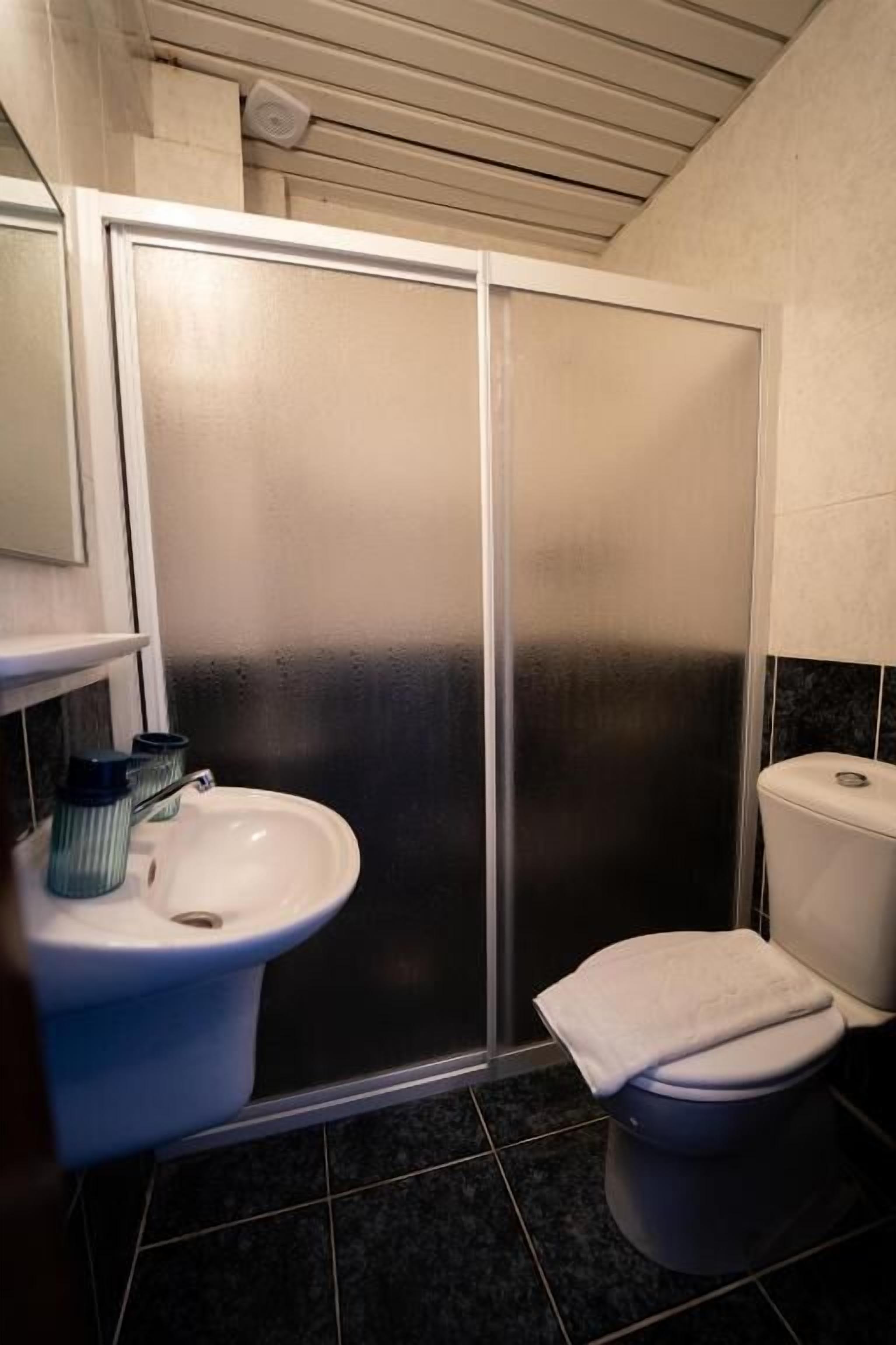 Dusche, kostenlose Toilettenartikel, Haartrockner, Handtücher