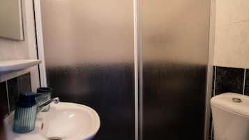 Dusche, kostenlose Toilettenartikel, Haartrockner, Handtücher