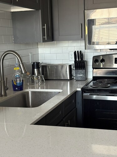 This place has Everything!! 2-bdrm 2 bth Apt in beautiful HTown with Pool,Gym,