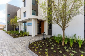 Exterior - New Stylish Apartment | Table Mountain Views (Cape Town)