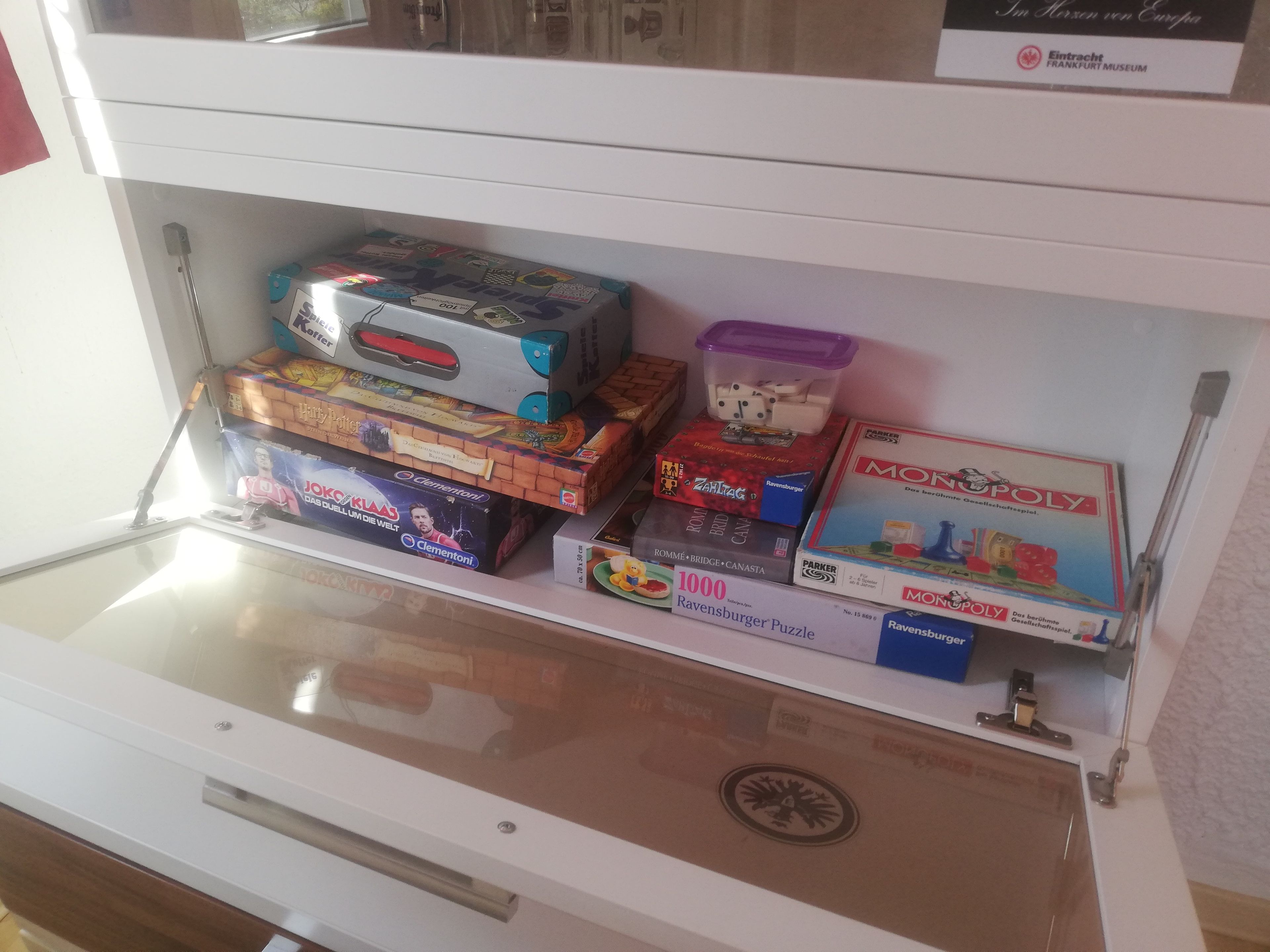 Un depósito de almacenamiento con juegos de mesa y rompecabezas varios.