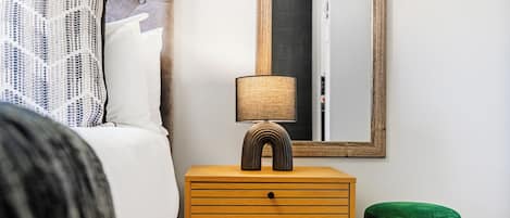 Tabla de planchar con plancha, internet y ropa de cama