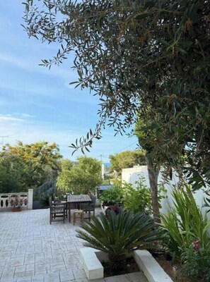 Outdoor dining - Vrbo Property (VC)