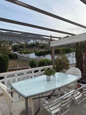Outdoor dining - Villa Eirene (VC)