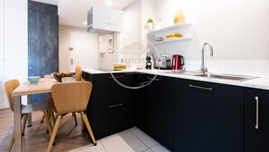 Wasserkocher mit Kaffee-/Teezubehör, Kühlschrank, Mikrowelle, Ofen