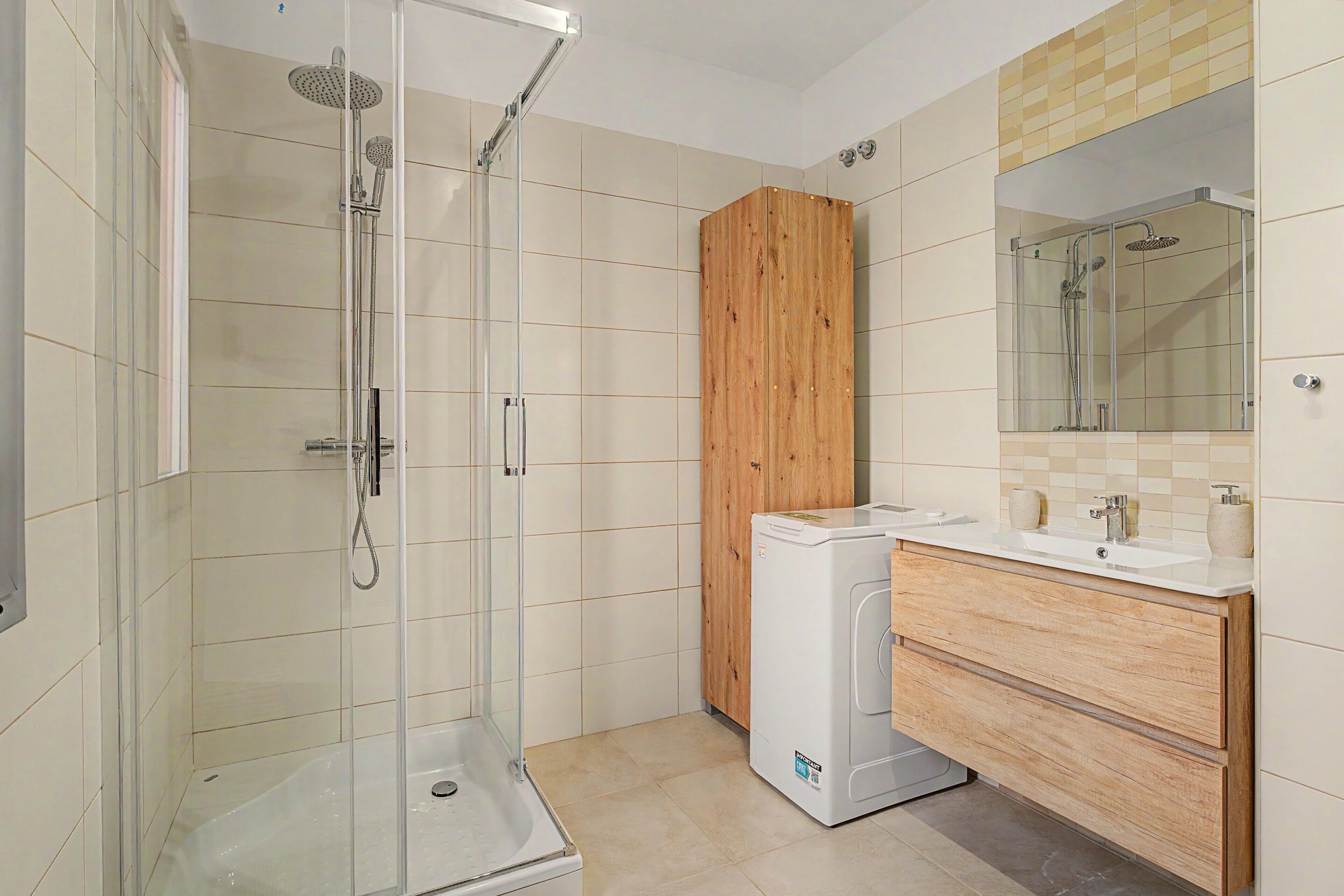 Een douche, een haardroger, handdoeken