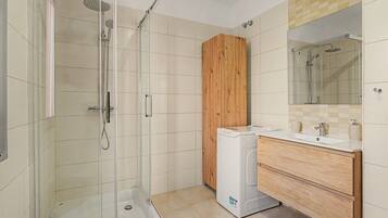 Een douche, een haardroger, handdoeken