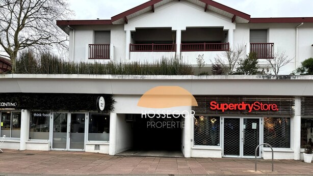 A two-story building with a Superdry Store on the ground floor and a Daily Grill on the upper floor. - Appt Brémontier 3 - Hossegor center - Terrace (Soorts-Hossegor)