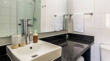 Apartment, Stadtblick | Badezimmer