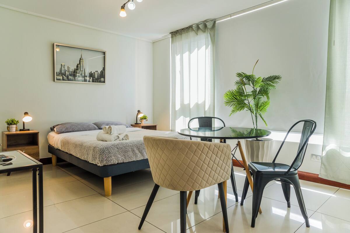 Estudio estándar, vistas a la ciudad | Tabla de planchar con plancha, wifi gratis, ropa de cama