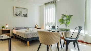 Tabla de planchar con plancha, wifi gratis y ropa de cama