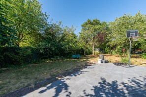 An outdoor basketball court with a Tarmac sign, surrounded by trees and a grassy area. - La Maison Rabier - Gare La Barre Ormesson à 300 m (Deuil-la-Barre)