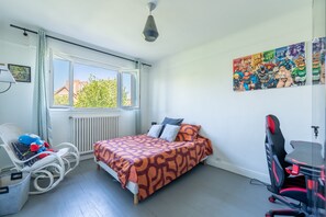 A bedroom with a bed, a chair, a desk, and a window. - La Maison Rabier - Gare La Barre Ormesson à 300 m (Deuil-la-Barre)
