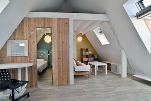 A loft-style bedroom with a sloped ceiling, a bed, a desk, and a bookshelf. - Retour aux Sources - Jolie maison familiale pour 6 (Ploubalay)