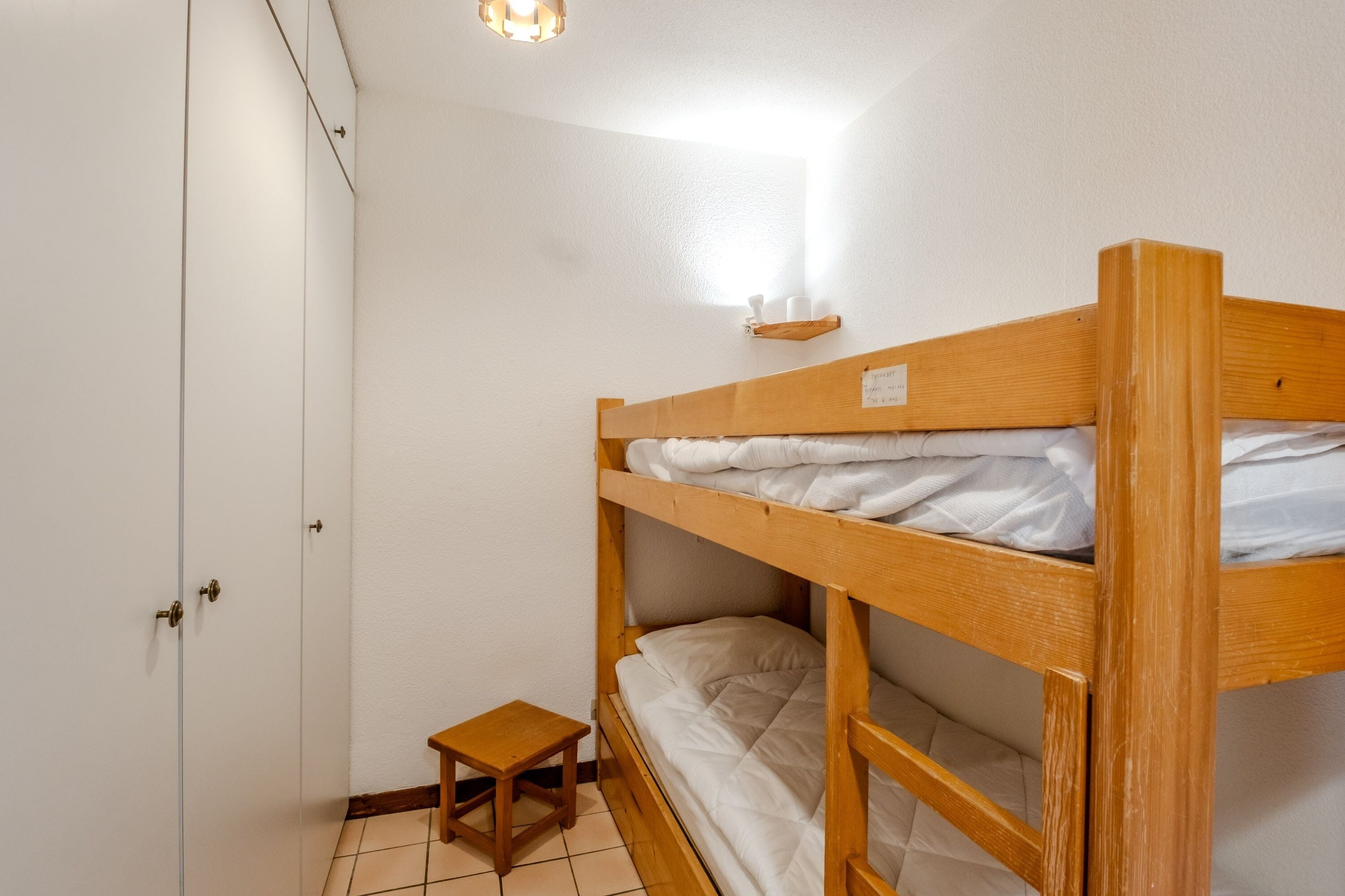Een strijkplank/strijkijzer, gratis wifi, beddengoed