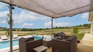 An outdoor seating area with wicker furniture, a pool, and a view of the countryside. - L’Horizon de Ribérac - Piscine privée chauffée (Saint-Martin-de-Ribérac)