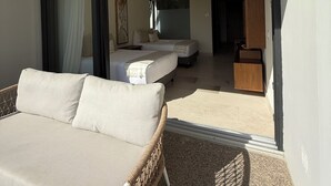 A modern hotel room with a sofa, a bed, and a bathroom. - Loft 10 minutes from the beach, 2 queen-size beds, kitchenette, Wi-Fi, gym, Nuevo Vallarta (Flamingos)