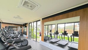 A gym with treadmills, stationary bikes, and exercise equipment. - Loft 10 minutes from the beach, 2 queen-size beds, kitchenette, Wi-Fi, gym, Nuevo Vallarta (Flamingos)