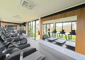 Ein Fitnessstudio mit Laufbändern, Ergometer und Trainingsgeräten.