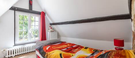 Tabla de planchar con plancha, wifi gratis y ropa de cama