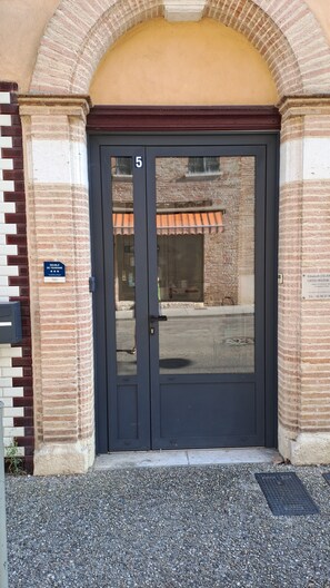 Exterior detail - The 3-star “Gîte de la Halle”   (Beaumont-de-Lomagne)