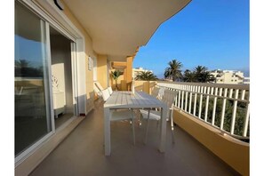 Outdoor dining - Vrbo Property (Oliva)