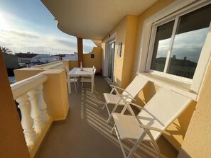 Outdoor dining - Vrbo Property (Oliva)