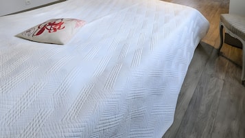 Iron/ironing board, bed sheets