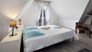 Iron/ironing board, bed sheets
