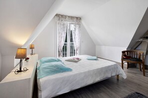 Iron/ironing board, bed sheets