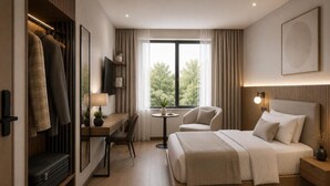 Una habitación de hotel moderna con cama, escritorio, silla y armario.