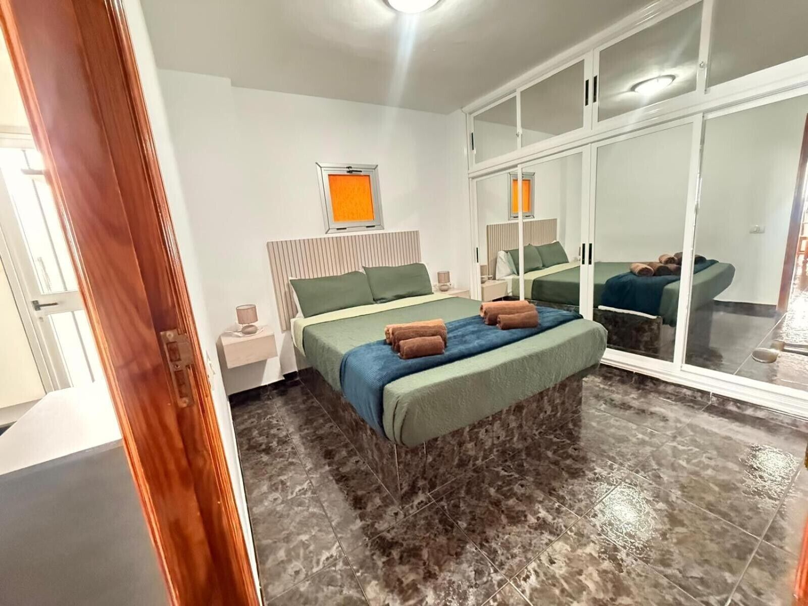 2 dormitorios, tabla de planchar con plancha, wifi y ropa de cama