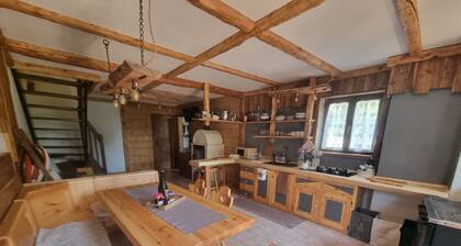 Carpenter’s Cabin with Mountain View, 1250m Altitude, Private Garden, and Wi-Fi