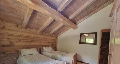 Carpenter’s Cabin with Mountain View, 1250m Altitude, Private Garden, and Wi-Fi