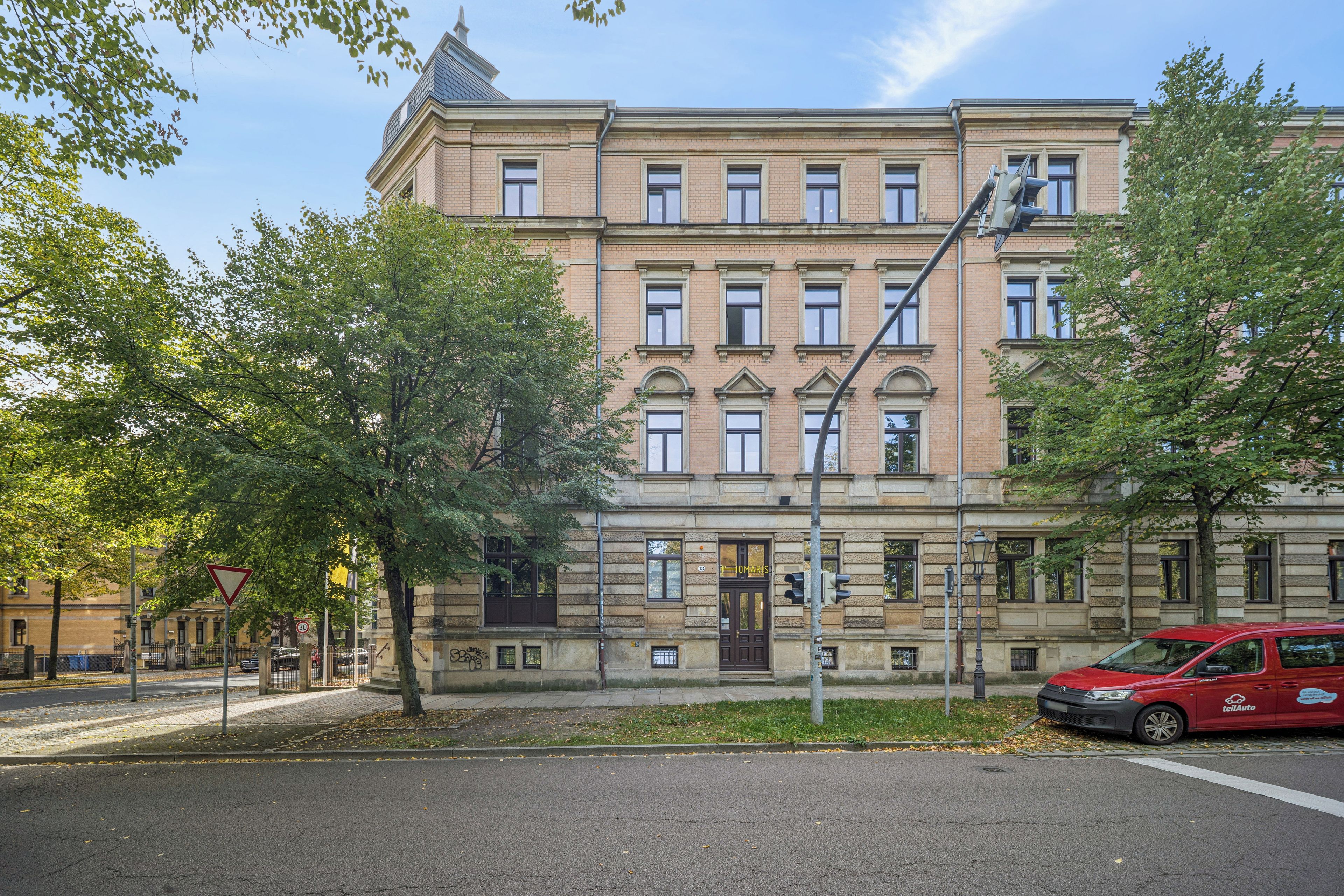 Ein mehrstöckiges Gebäude im klassischen Baustil, mit einer symmetrischen Fassade, gleichmäßig angeordneten Fenstern und einem zentralen Eingang.