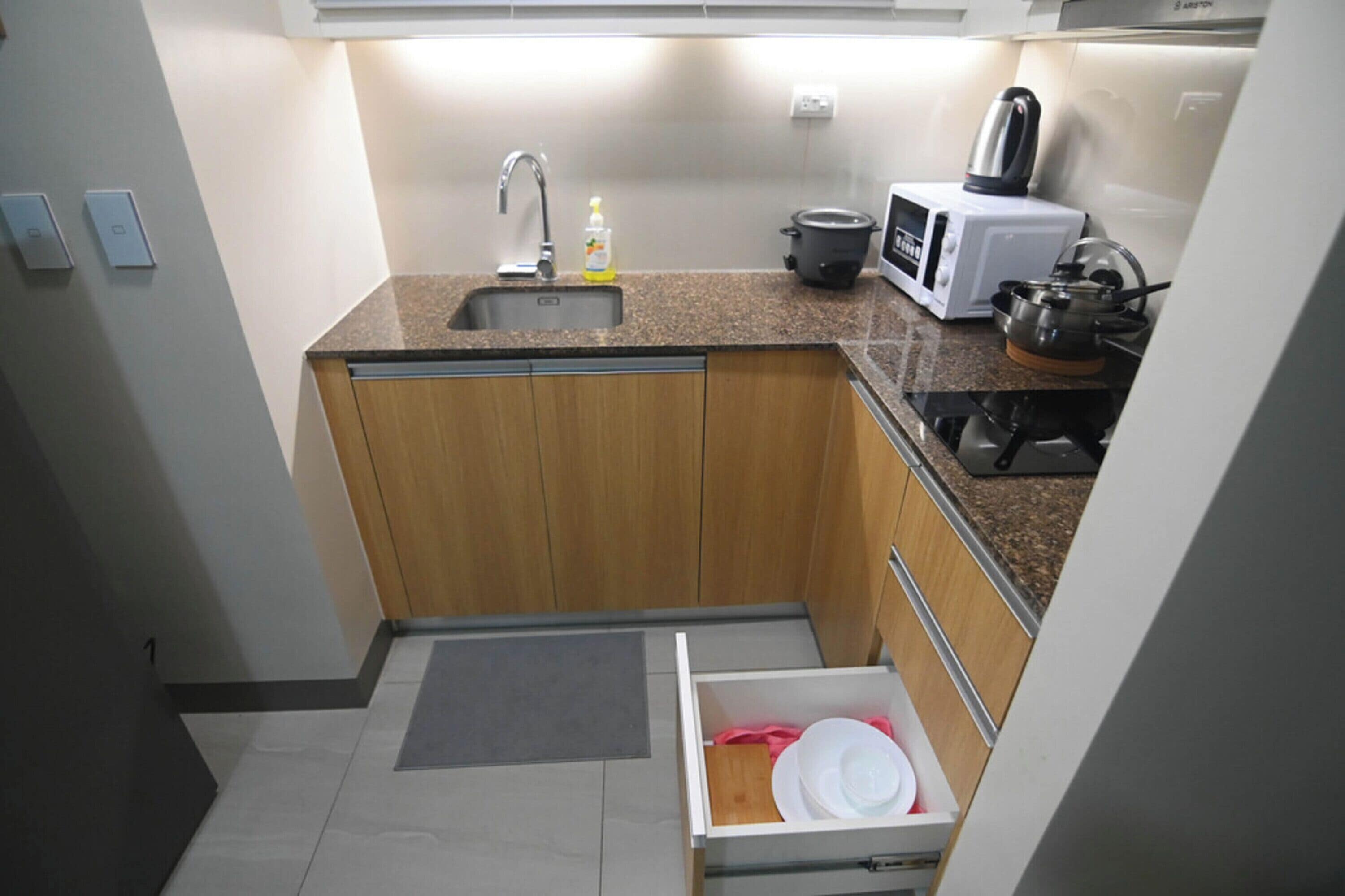 Comfort Condo, 1 Bedroom, Non Smoking, Air conditioning | Private kitchenette | Fridge, microwave, stovetop, electric kettle