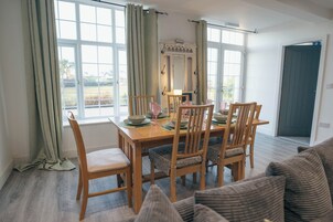 Family Apartment, 3 Bedrooms, Non Smoking | Dining