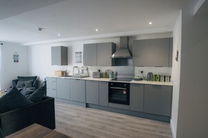 Superior Apartment, 3 Bedrooms, Non Smoking | Private kitchen