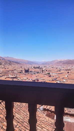 Quarto quádruplo luxo, vista para a montanha | Área da propriedade