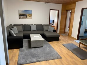TV, ping pong - Apartment "Landhaus Wagner" with Private Terrace and Wi-Fi (Malente)