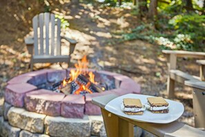 Make s’mores and share stories by the fire - Scenic Gatlinburg Cabin with Hot Tub, Game Room, & Firepit + Great Location (Gatlinburg)