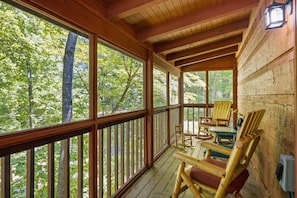 Relax and reconnect in the heart of the Smokies - Scenic Gatlinburg Cabin with Hot Tub, Game Room, & Firepit + Great Location (Gatlinburg)