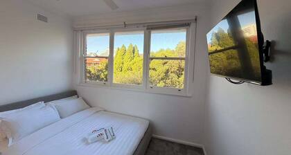 Sunny 2BR Family Unit - Walk to Beach and Shops