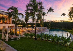 Innenpool, 3 Außenpools, Sonnenschirme, Liegestühle