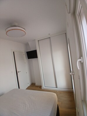 2 bedrooms, WiFi (free), bed sheets
