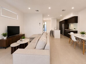 Living area - Hinterland Nook - Stay near Robina & Cbus (Mudgeeraba)