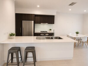 Private kitchen - Hinterland Nook - Stay near Robina & Cbus (Mudgeeraba)