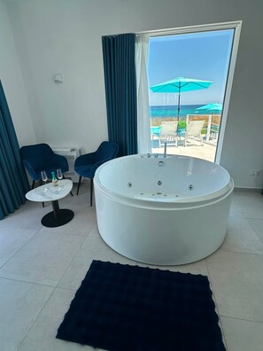 Shower, jetted tub, hair dryer, towels - Vrbo Property (Pozzillo)