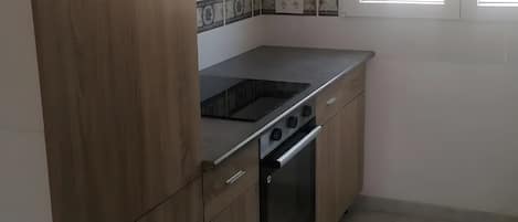 Wasserkocher mit Kaffee-/Teezubehör, Kühlschrank, Mikrowelle, Ofen