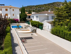 Ein Wohngebiet mit Schwimmbad, Fahrrad und Parkplatz.